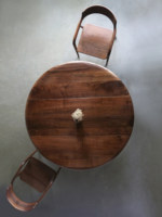 Table à manger ronde en noyer massif de style Mid-Century, avec trois pieds en dalle et piétement croisé, idéale pour studio ou loft