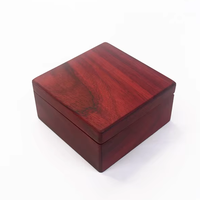 Boîte de rangement pour montre unique en bois massif laqué rouge carré de luxe avec insert en cuir PU pour homme/femme