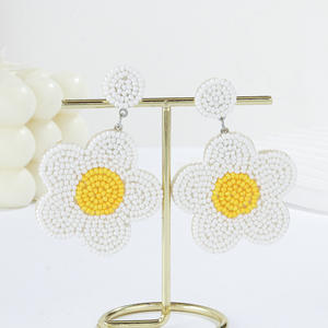 Boucles d'oreilles tissées Style Resort élégant exagéré fleurs à cinq pétales blanc jaune perles de riz boucles d'oreilles pour femmes Uionen 1829 - Product Image 3