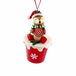 Figur mit rotem Becher-Ornament Polymer Ton Weihnachtsbaum hängender Ornament für Innendekoration neuestes Weihnachtstier & Weihnachtsmann
