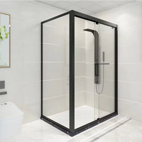 Salle de bain d'hôtel moderne avec système de porte coulissante en verre trempé, cadre en aluminium poli, style droit