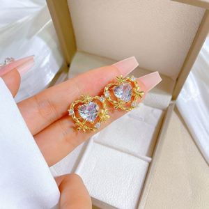 Parure de bijoux de luxe léger en acier inoxydable plaqué or 18 carats avec micro-incrustations de zircone, comprenant un collier et des boucles d'oreilles à pendentifs Cœur et Fleur - Product Image 3