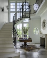 Escalier courbé contemporain avec marches en bois pour les maisons familiales modernes, alliant chaleur et lignes épurées pour les duplex de luxe