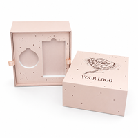 Boîte rigide carrée personnalisée avec fenêtre, pelliculage brillant, gaufrage et impression offset sur carton pour coffrets cadeaux de truffes au chocolat