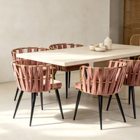 Chaise de salle à manger en velours avec dossier tressé, structure en métal doré, pieds noirs pour la maison, la cuisine, le restaurant, l'hôtel, les événements et les mariages