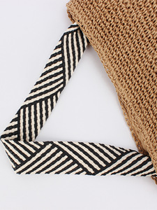 กระเป๋าสะพายไหล่แบบพับได้ลายทางสไตล์กองทัพเรือเกาหลี ทำจากเชือกกระดาษถัก พร้อมหัวเข็มขัดแม่เหล็ก เหมาะสำหรับวันหยุดพักผ่อนริมชายหาด - Product Image 2