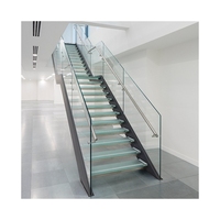 Escalier droit résidentiel moderne pour accès au loft, avec marches larges antidérapantes