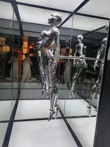 ประติมากรรมหุ่นยนต์ฮาจิเมะ โซรายามะ ทำจากไฟเบอร์กลาสสไตล์ไซเบอร์พังก์ สำหรับตกแต่งภายในบาร์ - Product Image 6