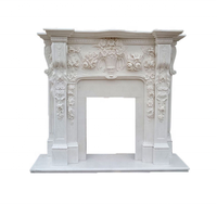 Cheminée en marbre et onyx moderne personnalisée avec sculpture détaillée pour l'installation d'insertion dans le salon