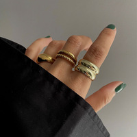HOVANCI 13mm breit 18 Karat Gold IP-Beschichtung Edelstahl Glattes Ehering Chunky Ring Wunderschöner detaillierter Gold Bold Ring für Damen