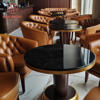 Ensemble de meubles de restaurant moderne et durable : table ronde en marbre, canapé, chaises et banquette pour café