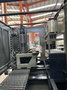 Machine de fraisage de profilés CNC à cinq axes de haute précision avec moteur pour le traitement des profilés en aluminium et des portes et fenêtres - Product Image 5