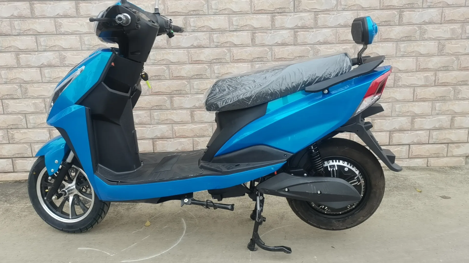 2023 di alta qualità a buon mercato 1500W 48V 60V Scooter elettrico adulto moto elettrico