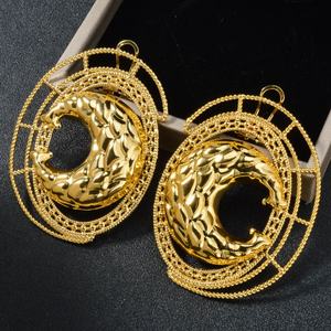 ต่างหูแฟชั่นทองเหลืองชุบทอง 18k รูปทรงเรขาคณิตแบบกลวง ดีไซน์ใหญ่สะดุดตา เหมาะสำหรับเป็นของขวัญสำหรับผู้หญิง - Product Image 1