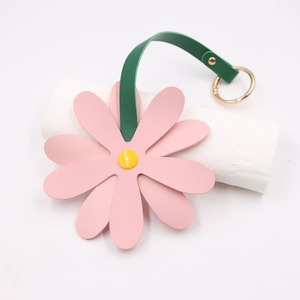 European and American Daisy Bag Pendant PU Leather Sunflower <b>Keychain</b> Luggage Accessories Pendant Matching - Product Image 6