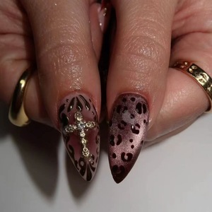 Faux <span class=keywords><strong>ongles</strong></span> à presser <span class=keywords><strong>rouge</strong></span> foncé motif léopard, forme amande, avec strass et décorations métalliques, faits main, style gothique - Product Image 3