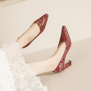 Escarpins de mariée rouges à bout pointu, talon carré, dentelle florale, chaussures de mariage à talon haut - Product Image 1