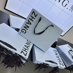 Vente en gros de sacs en papier pour achats de luxe avec logo imprimé sur mesure sac à main cadeau shopping en papier pour vêtements - Product Image 2