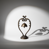 Cloche de table en fonte traditionnelle faite à la main Figurine Bronze fini avec un bon son pour la décoration de table Produit d'artisanat en métal