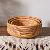 Panier de rangement rond en rotin tressé à la main, style vintage et luxe léger, pour fruits et légumes, idéal pour table basse et cuisine, fabriqué en Chine, vente en gros