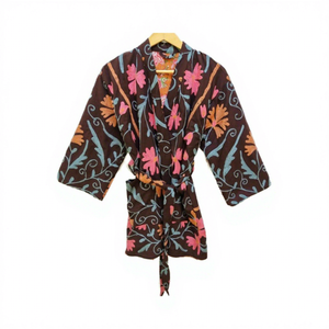 Chaqueta Ecológica de Invierno Suzani de Algodón Hecha a Mano en India para Mujer, con Bordado a Mano, Cierre de Cinturón, Cuello Corto y Acabado de Alta Calidad - Product Image 1