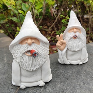 Decorazioni per Giardino, Divertente Scultura di Gnomo Fumatore, Statua di Gnomo Mago Freddo, Ornamenti Artigianali, Gnomi Discreti per Giardino - Product Image 1