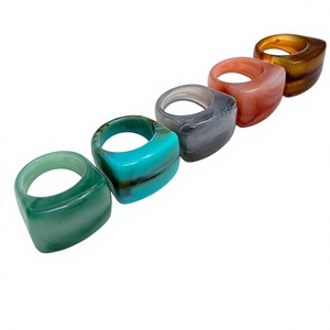 Bagues classiques en résine d'agate géométrique vert-vertérier, gris, rose et marron – Bijoux uniques et tendance pour homme et femme - Product Image 1