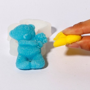 Molde de Silicona para Velas con Diseño de Oso Abrazando una Flor TangChu - Kit para Hacer Velas 3D con Oso Sosteniendo un Ramo, para Regalos Románticos - Product Image 4