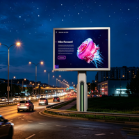 Structure en acier résistante aux intempéries pour l'extérieur, panneau d'affichage unipolaire P4 LED, publicité Megacom pour la présentation de marques en bord de route dans la ville