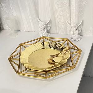 <span class=keywords><strong>Assiette</strong></span> dorée rétro de luxe léger en plastique, transparente, pour décoration de mariage, hôtel, fête, avec procédé de peinture par pulvérisation, pour le commerce extérieur - Product Image 2