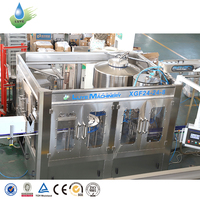 Ligne de production d'eau minérale à grande vitesse 4000 bph avec remplisseuse automatique de bouteilles 1,5 L, machine d'embouteillage rotative 3-en-1 en SUS304