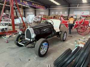 Coche clásico HYS de cuatro ruedas, maravilloso para hacer turismo. - Product Image 4