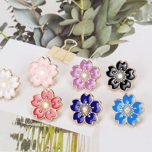 Alfileres de solapa de metal esmaltado con diseño de flor, imitación antigua, personalizados al por mayor - Lindos pines duros y blandos - Product Image 5