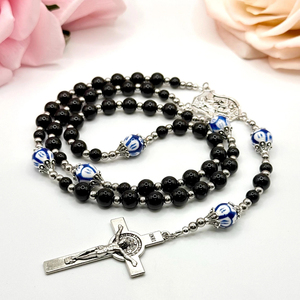 Rosario Católico de Cerámica Azul y Blanca con Cuentas de Ónix Negro, Cruz de San Benito y <span class=keywords><strong>Medalla</strong></span> Sagrada - Product Image 1