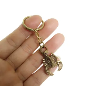 Porte-clés en métal de conception populaire rétro en laiton voiture scorpion pendentif oreille cuillère porte-clés
