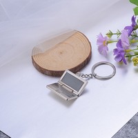 Porte-clés en alliage de zinc miniature pour ordinateur portable, gravure laser personnalisée, logo sur mesure, porte-clés tendance en forme d'ordinateur portable