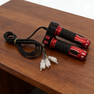 Accélérateur <span class=keywords><strong>de</strong></span> Vélo Électrique et <span class=keywords><strong>Trottinette</strong></span> Électrique avec Voltmètre et <span class=keywords><strong>Poignée</strong></span> <span class=keywords><strong>de</strong></span> <span class=keywords><strong>Gaz</strong></span> - Product Image 5