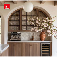 Meuble bar à vin Alland sur mesure en bois massif, style cannelé, avec étagères en verre, mobilier de bar de luxe pour la maison, pour la cuisine