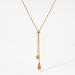 Parures de bijoux fins et élégants pour femmes, boucles d'oreilles créoles Huggies et colliers goutte d'eau en acier inoxydable 316L plaqué or 18 carats, résistants à l'eau - Product Image 3