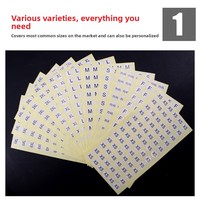 Stiker kustom ukuran pakaian teks hitam latar belakang putih stiker merek dagang Label PVC berperekat bulat di SMLXL14MM