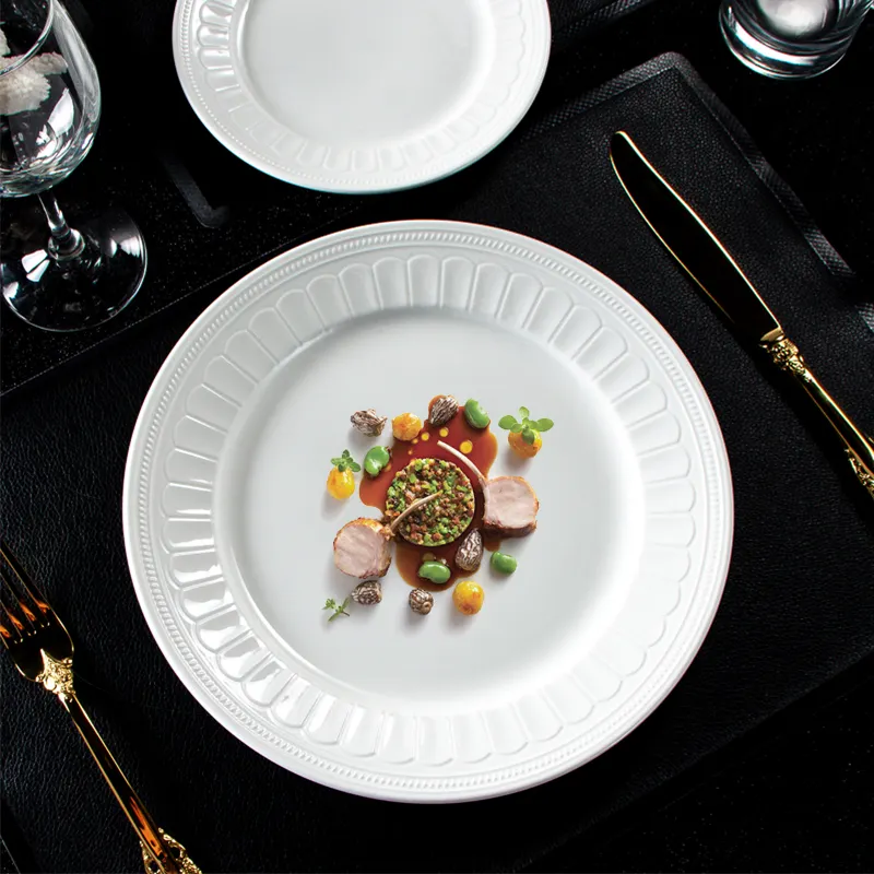 Elegante goffratura bianco piatto piatto piatto per piatti per festa di nozze in ceramica piatto per cena in porcellana per ristoranti Hotel