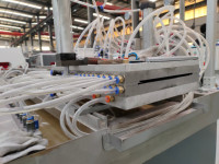 Nouveau automatique PVC WPC plastique bois composite formant panneau panneau panneau mural profil faisant la machine/ligne de production
