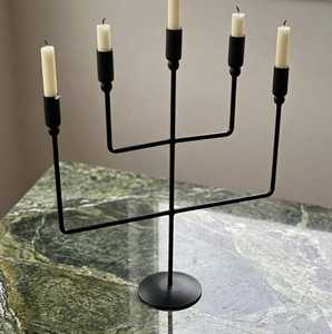 Candelabro Moderno de Hierro Negro con Cinco Brazos para Decoración del Hogar, Portavelas para Decoración Navideña, Hecho a Mano, Encantador - Product Image 1