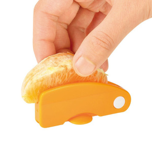 Éplucheur de fruits multifonctionnel en plastique, coupe-agrumes, gadget de cuisine pratique pour éplucher les agrumes, le citron et le pamplemousse - Product Image 1