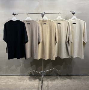 เสื้อยืดคอกลมทรงปกติสำหรับผู้ชาย คอลเลคชั่น 22SS คุณภาพสูง ผ้าฝ้าย 100% น้ำหนัก 320 กรัม สีพื้น สีดำ สไตล์ลำลอง สีโอ๊ตเข้ม - Product Image 2