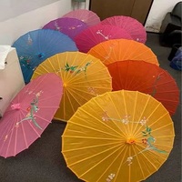 Parapluie en soie traditionnel chinois coloré en gros pour les souvenirs touristiques et les cadeaux publicitaires