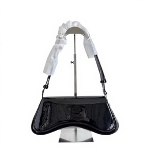 Bolso de Hombro de Cuero Charol Negro para <span class=keywords><strong>Mujer</strong></span>, Elegante Bolso de Mano con Solapa Curva y Correa Ajustable con Detalle Fruncido - Product Image 2