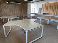 Ensemble de bureaux modulaires modernes pour plans ouverts, idéal pour la maison, l'hôtel, l'hôpital, l'atelier, les bureaux, l'école, avec banc partagé et rangement intégré