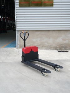 Transpalette Électrique 2000 kg Capacité Pneus Pleins Mât Monophasé Utilisation Intérieure Opération Debout Batterie Plomb-Acide - Product Image 3