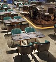 Ensemble table et chaises de bar commercial en bois massif moderne pour restaurant et maison, design écologique, construction durable, entretien facile